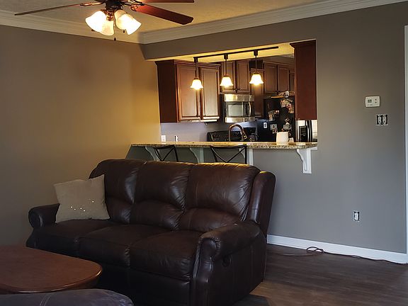 3rd image of 142 Old Tavern Cir