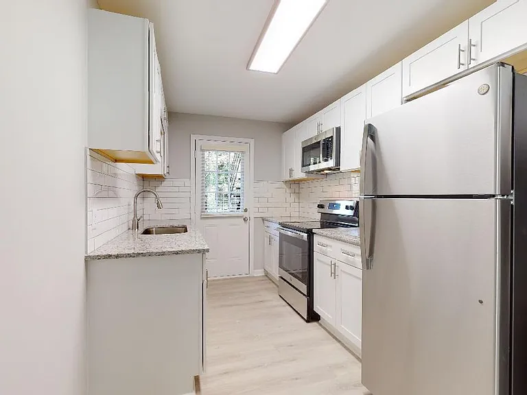 Longview Village Apartments — Photo 10
