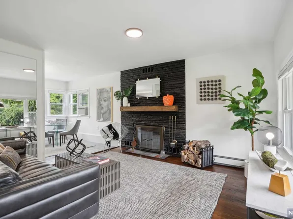 38 Oxford Rd, Colonia, NJ 07067
