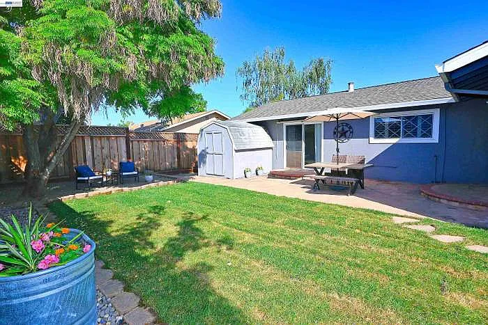 749 Moraga Dr — Photo 19