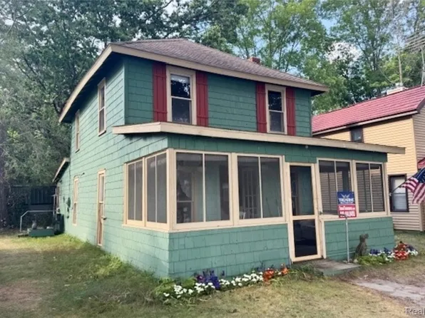 2296 Toledo St, Fenton, MI 48430