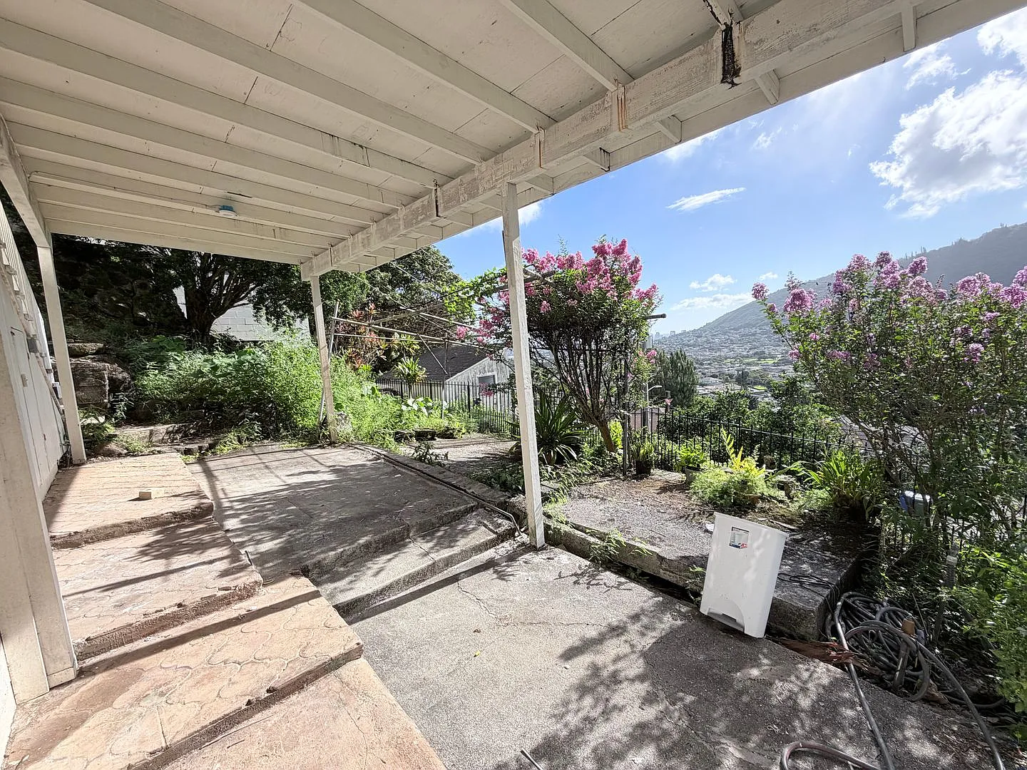 Large 5 Bedroom + Den Single-Family Home in Desirable Manoa — Photo 3