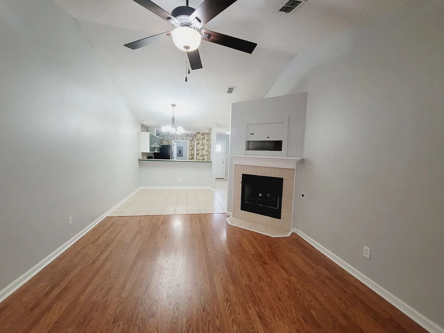 LOVELY 3/2 w/ Screened Porch, New Carpet in Bedrooms, Washer/Dryer, & Privacy Fenced Yard! Includ... — Photo 2