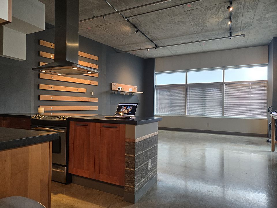 Gigantic Space with 13' foot High Ceilings