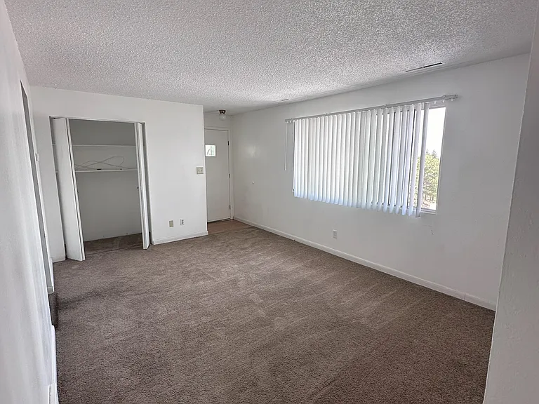 1627 W Maple St — Photo 7