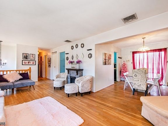 2nd image of 127 Horseneck Rd