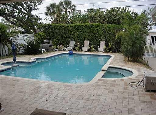3rd image of 1118 N Lakeside Dr