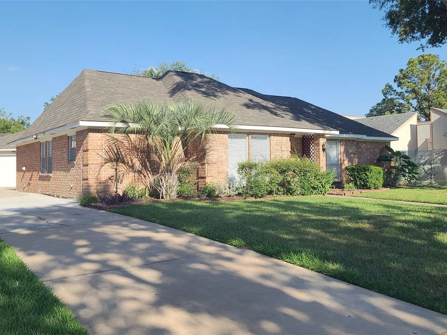 4 bed, 2.5 bath, 2187 sqft, $2,100 — Photo 2