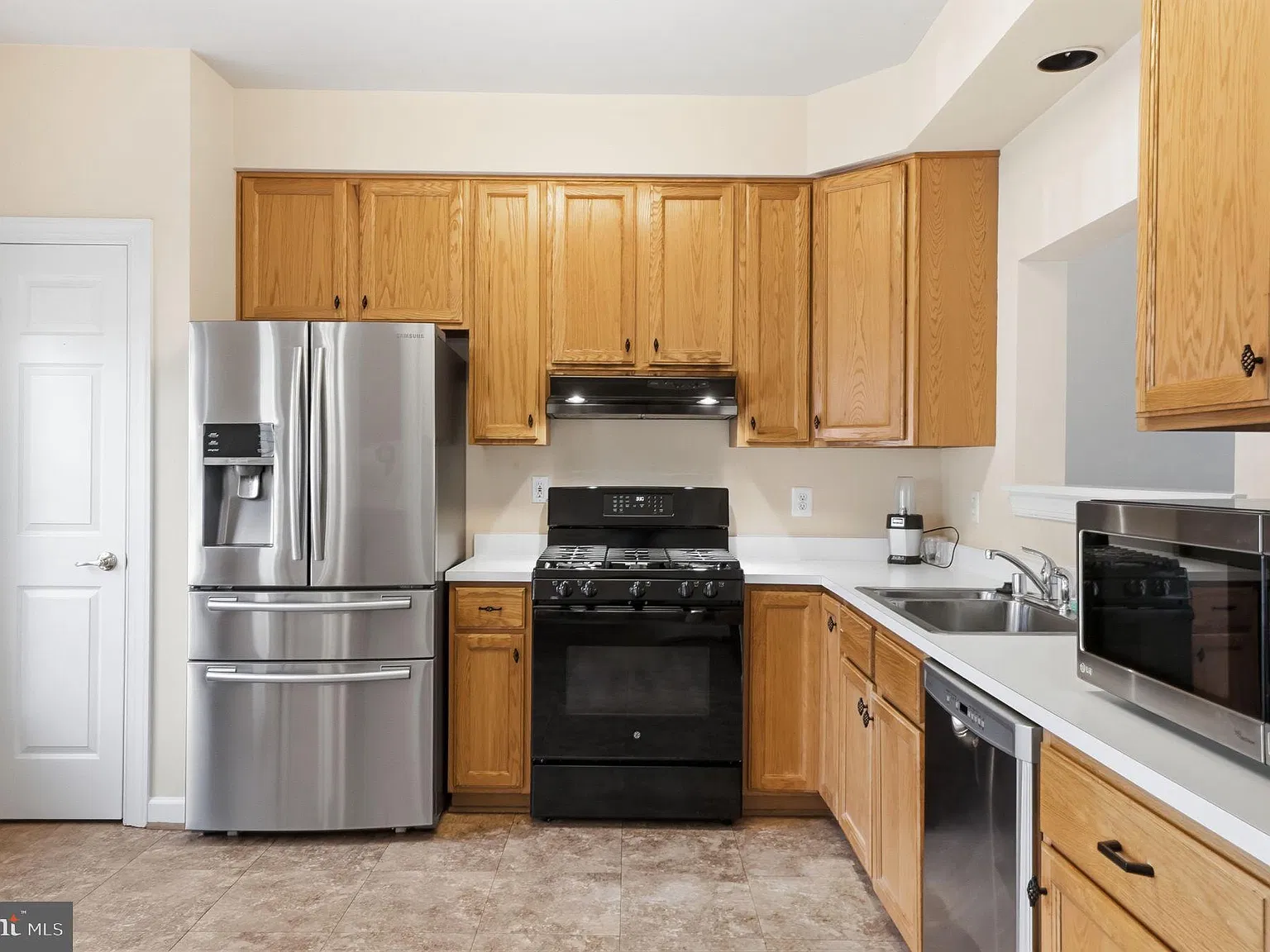 3 bed, 4.0 bath, 1796 sqft, $2,600 — Photo 2