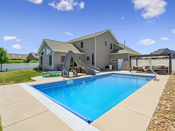 2nd image of 851 Stonebridge Cir