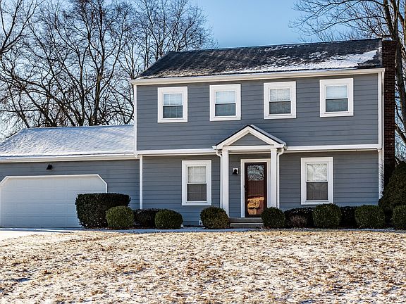 3rd image of 823 Elmwood Cir