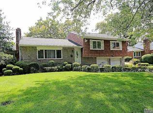 70 Oakdale Rd, Roslyn Heights, NY 11577