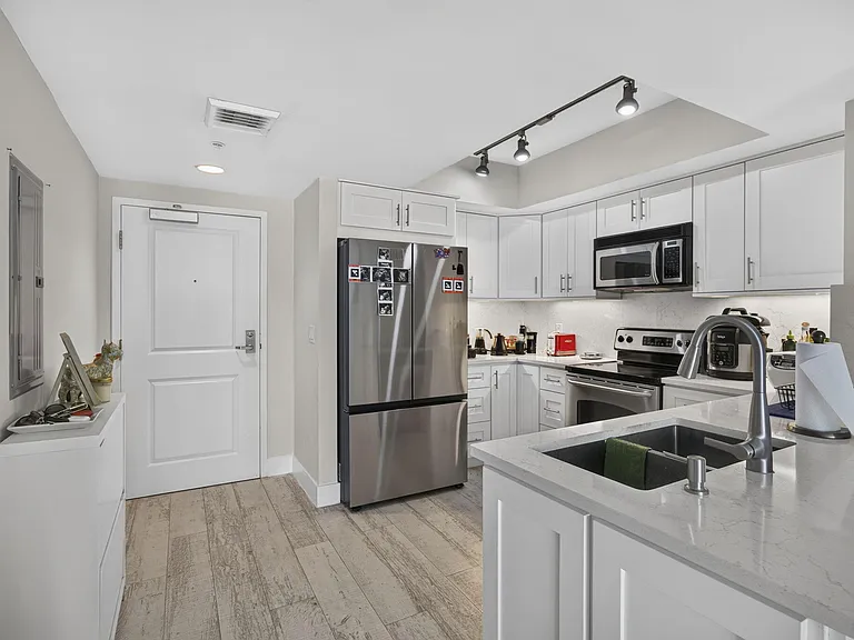403 S Sapodilla Ave #502 — Photo 9