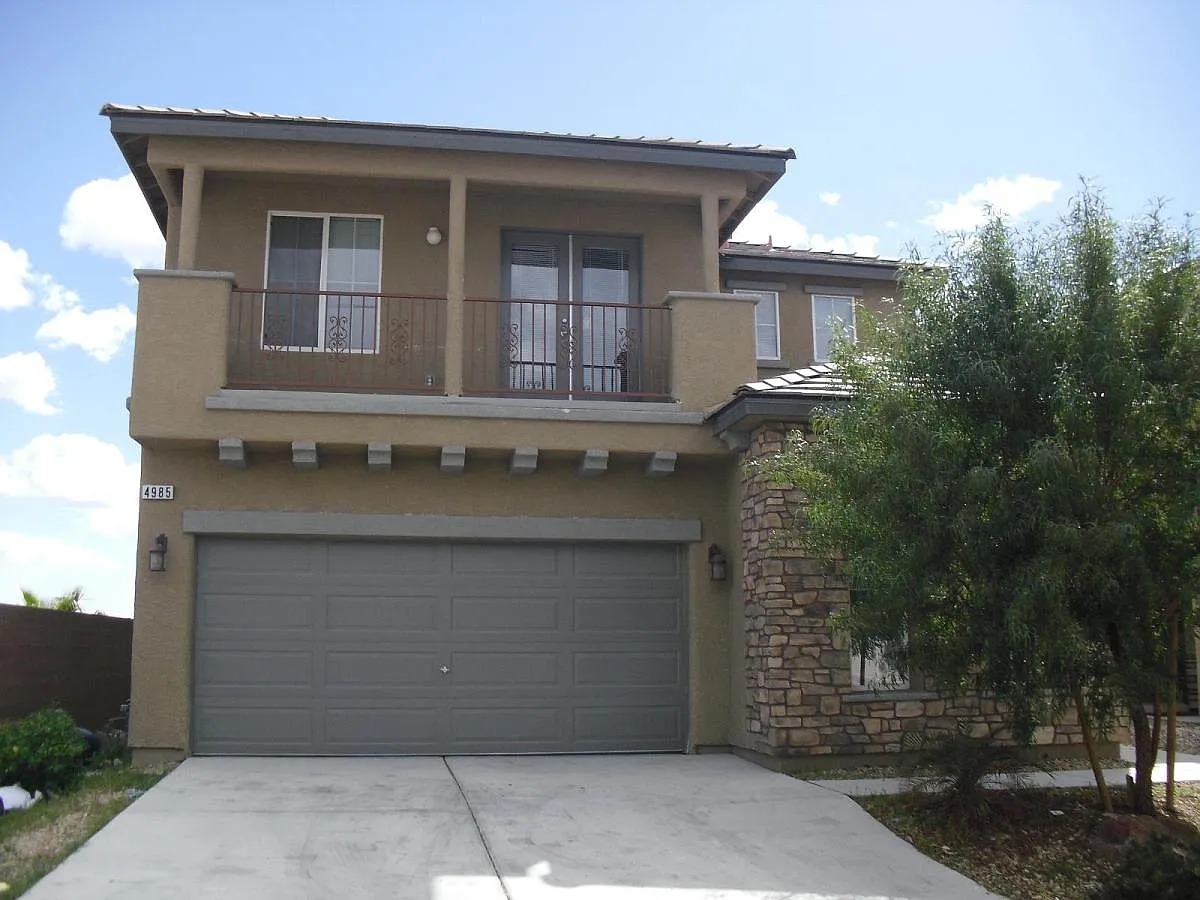 5 bed, 2241 sqft, $2,000 — Photo 2