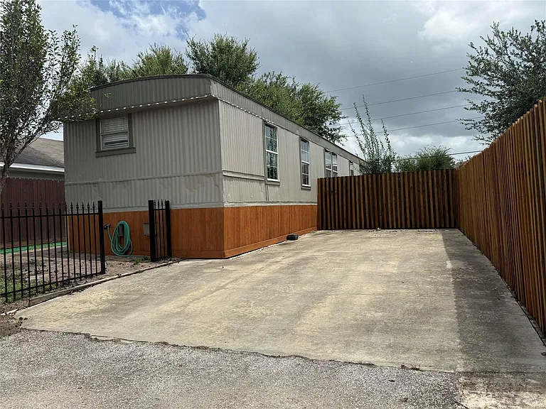 1619 Avenue D — Photo 22