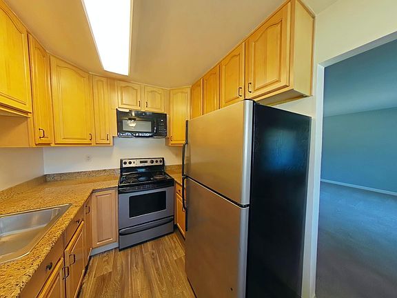 4th image of 570 University Ave #20
