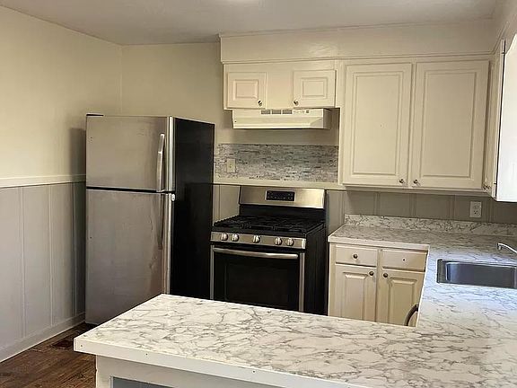 2nd image of 105 Lakeview Dr