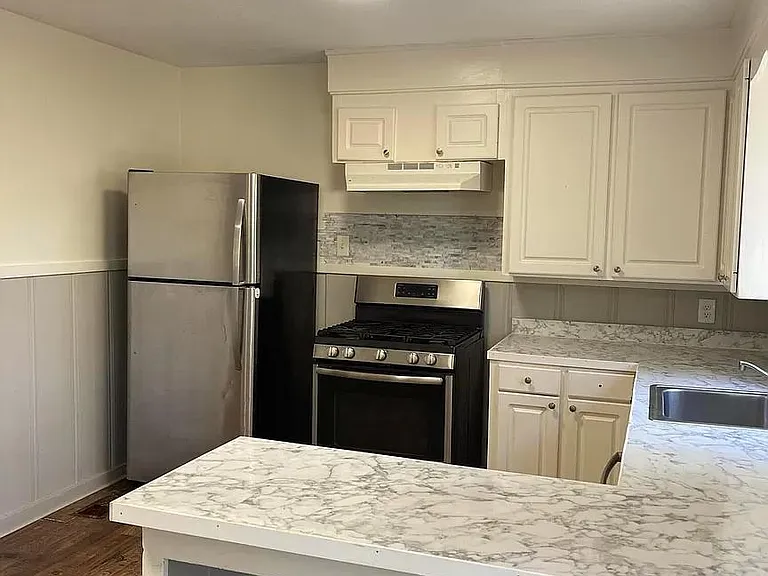 105 Lakeview Dr — Photo 2