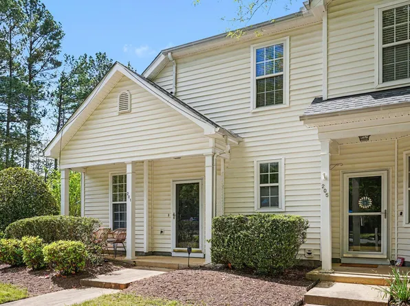 201 Commons Dr, Holly Springs, NC 27540