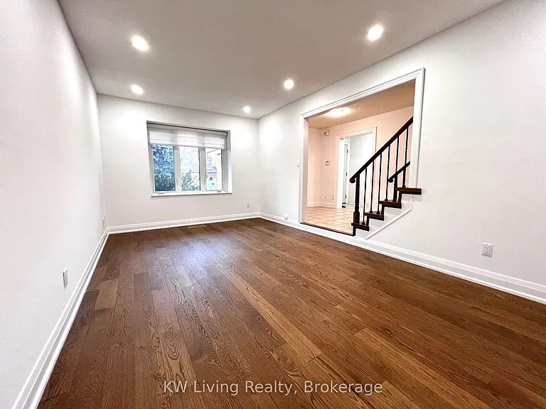 92 Breckonwood Cres — Photo 5
