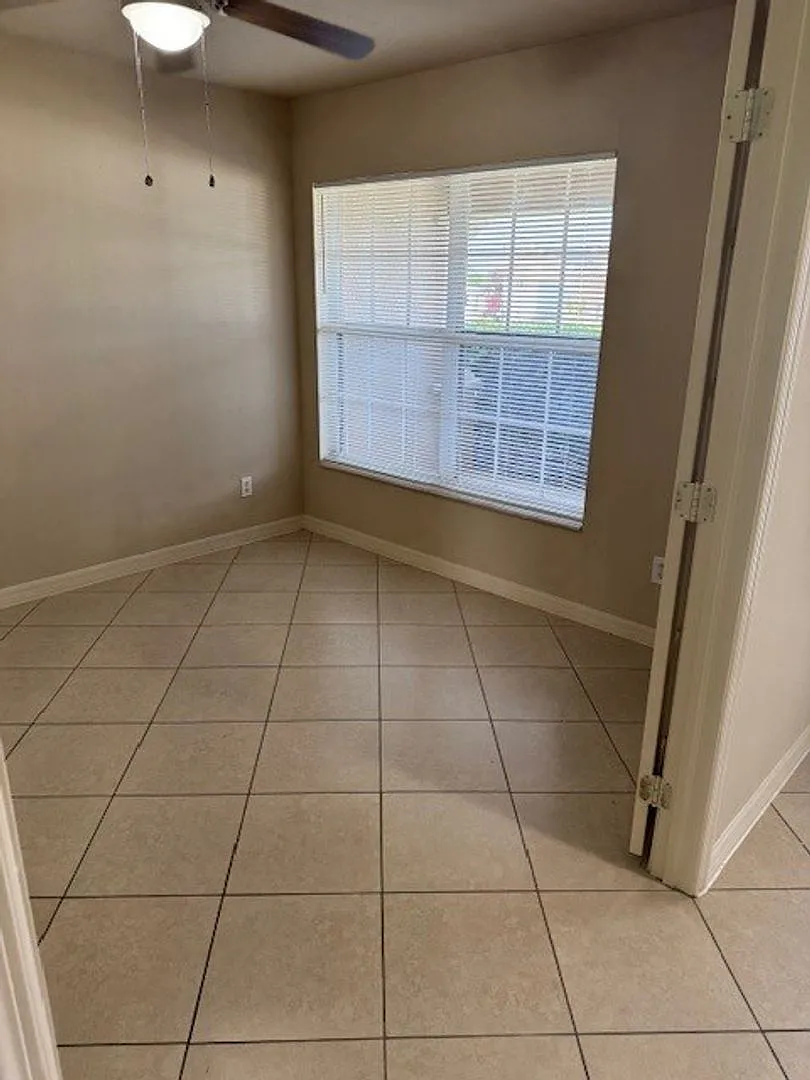 Large 3 bedroom single family home! — Photo 4