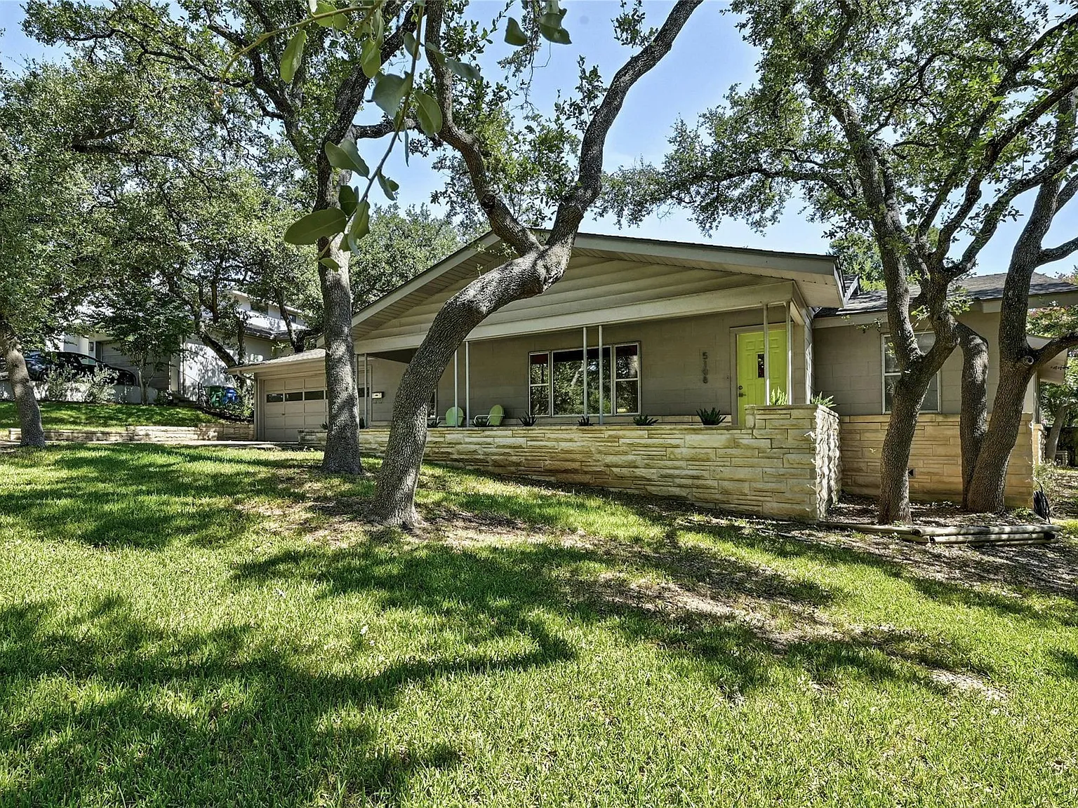 3 bed, 2.0 bath, 2061 sqft, $4,550 — Photo 2
