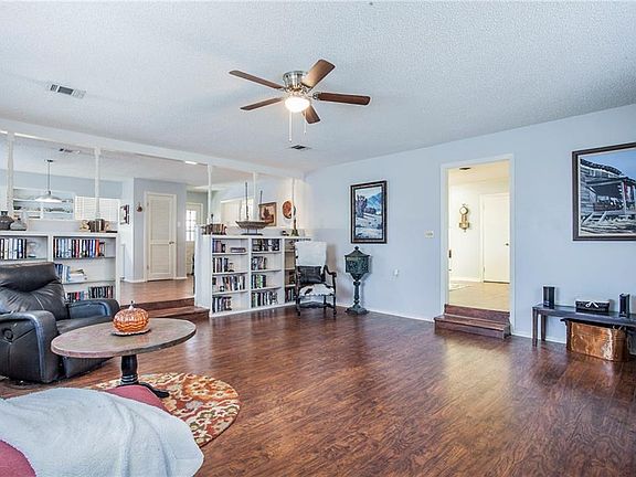 3rd image of 4200 Hillcrest Dr