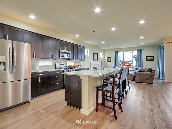 Spacious kitchen w/stainless steel appliances