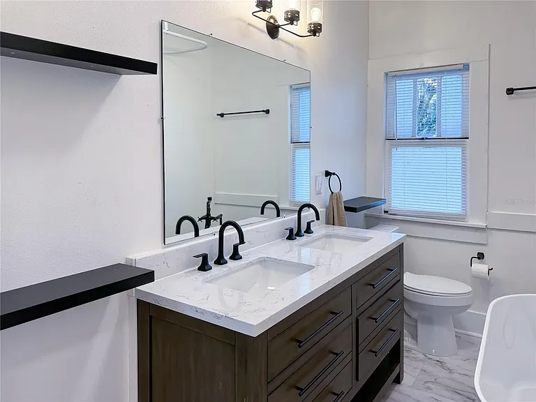 2520 NE 70th St — Photo 19