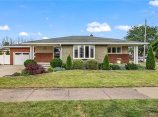 2605 Fairway Dr, Niagara Falls, NY 14305