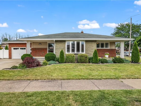 2605 Fairway Dr, Niagara Falls, NY 14305
