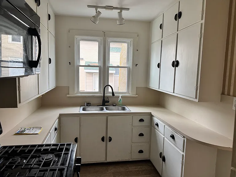 135 W Hanover St — Photo 2