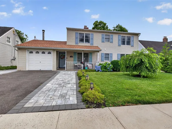 26 Saddler Lane, Levittown, NY 11756