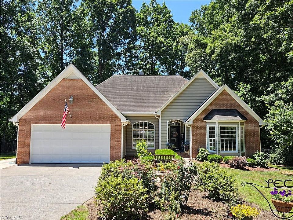 1st image of 121 Roxbury Ct