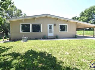 808 Kansa Dr, Ozawkie, KS 66070
