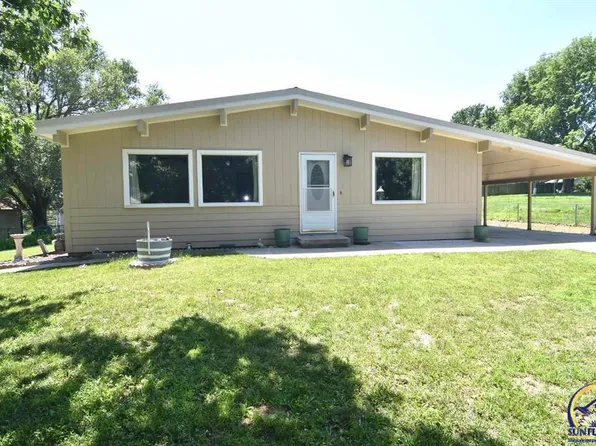 808 Kansa Dr, Ozawkie, KS 66070