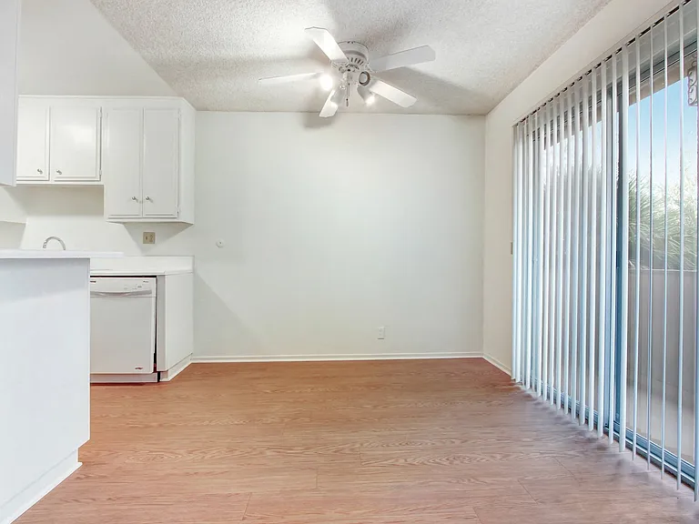 5292 Newcastle Ave — Photo 5