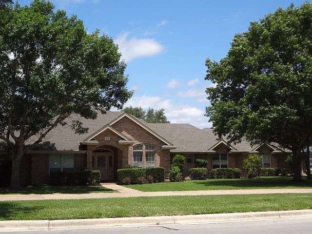 1st image of 404 Hunters Creek Dr