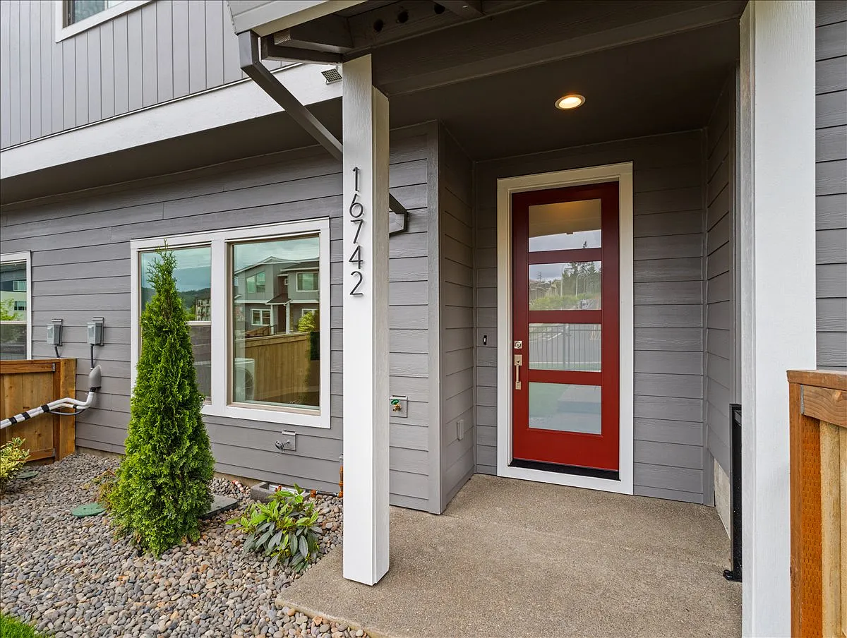 3 bed, 2.5 bath, 1626 sqft, $2,950 — Photo 3