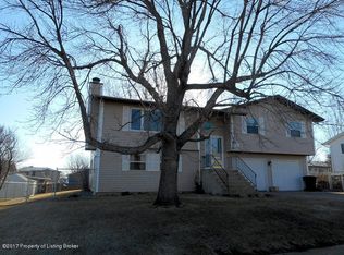 659 5th Ave SW, Dickinson, ND 58601