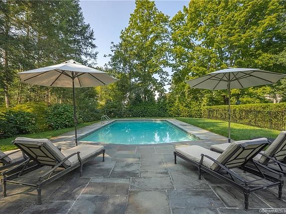 2nd image of 10 Bickford Ln