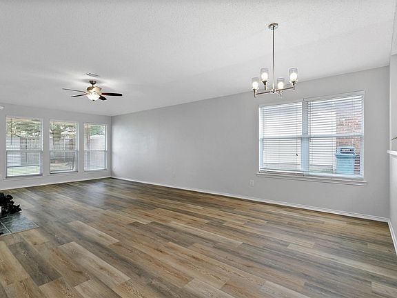 5th image of 2424 Collier Dr
