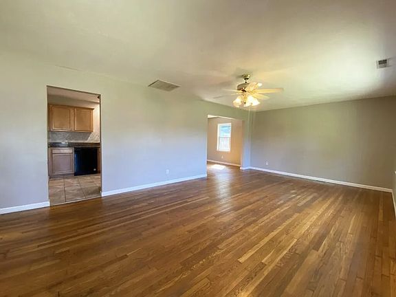 3rd image of 767 Della Dr