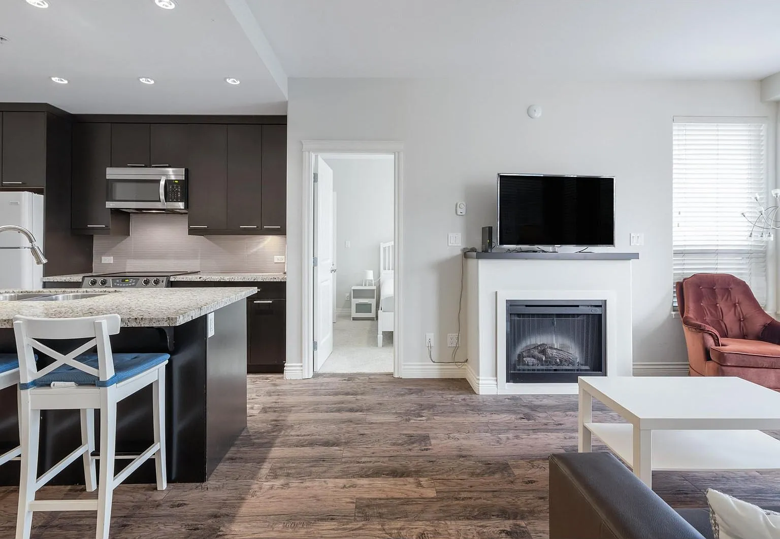 2 bed, 890 sqft, $2,600 — Photo 3