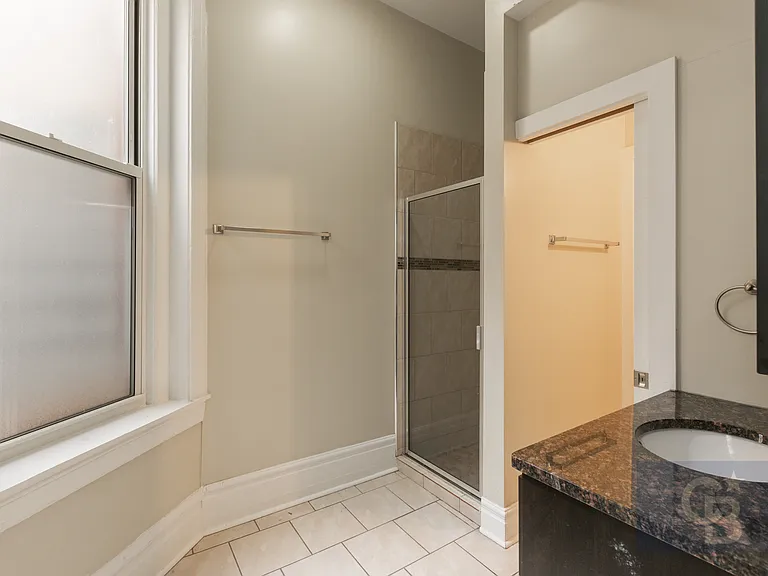 2445 W Harrison St — Photo 7