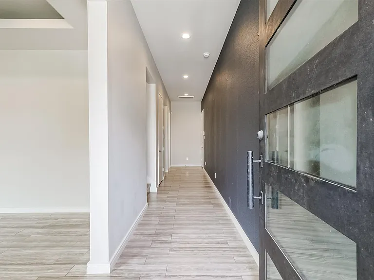 711 W Clay St — Photo 3