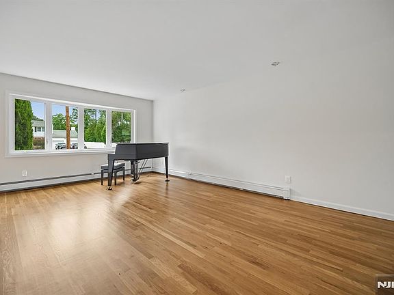 4th image of 6 Aster Court