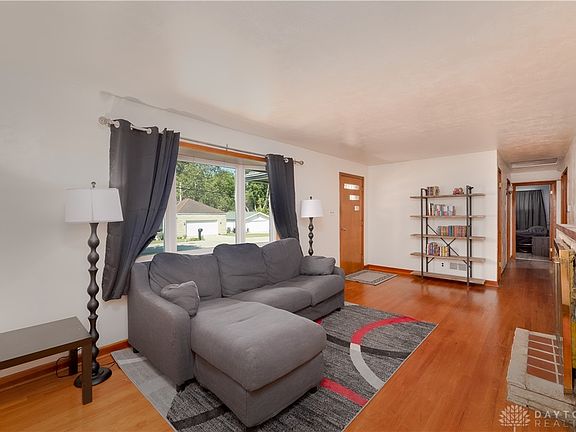 5th image of 28 Wrenwood Dr