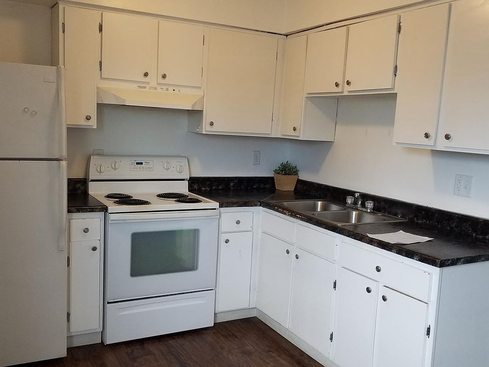 Kitchen with Fridge and Stove, Family room
