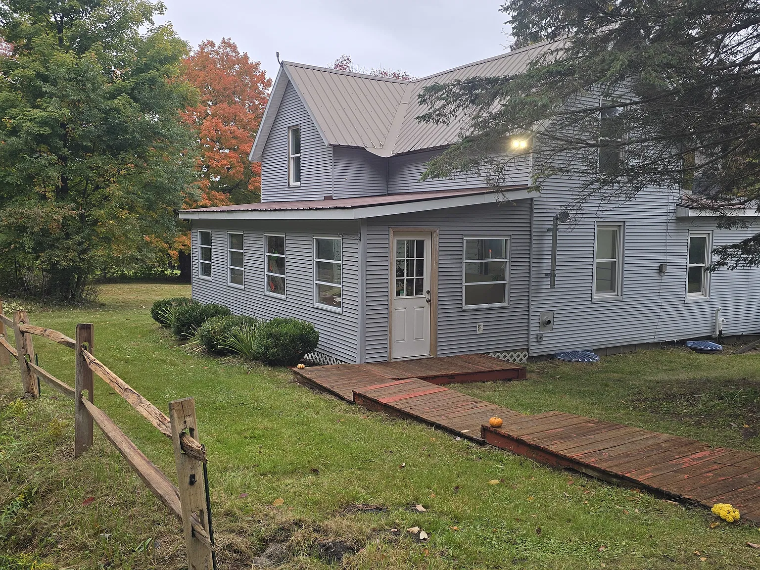 3 bed, 2.5 bath, 1305 sqft, $2,100 — Photo 1
